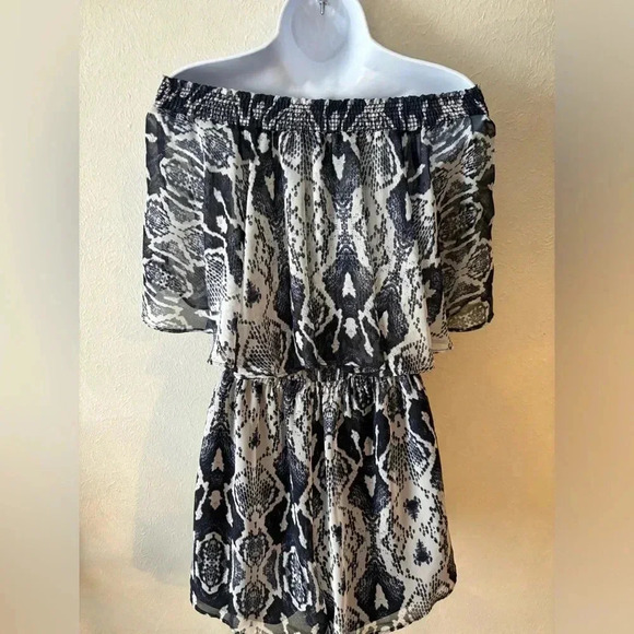 Show me you’re mumu off the shoulder romper - Picture 4 of 5